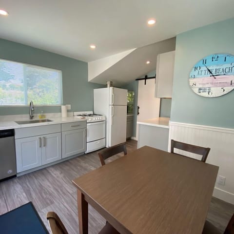 Beachcomber Cottage (6), Deluxe Family Cottage - Dog Friendly | Private kitchen | Microwave, coffee/tea maker, paper towels