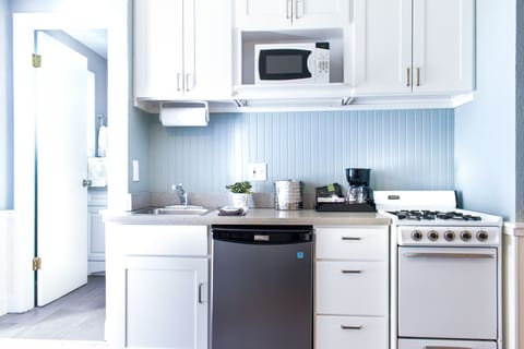 Sea Otter Room (16), Deluxe II Queen - Dog Friendly | Private kitchenette | Microwave, coffee/tea maker, paper towels