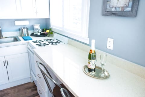 Abalone Room (7), Deluxe III Queen - No Dogs | Pillowtop beds, individually decorated, individually furnished