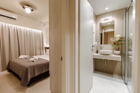 Superior Triple Room | Bathroom | Shower, rainfall showerhead, hair dryer, towels