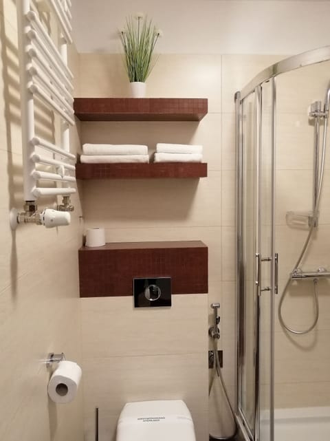Standard Studio | Bathroom | Shower, towels