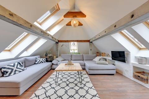 Deluxe Apartment | Living area | Flat-screen TV