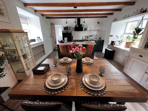 Cottage | Private kitchen | Fridge, microwave, oven, stovetop