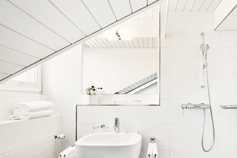 Family Triple Room | Bathroom | Shower, free toiletries, hair dryer, towels