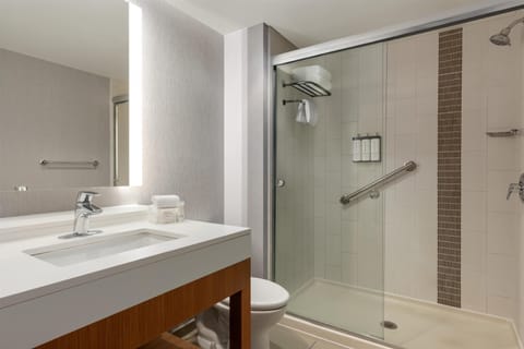 Combined shower/tub, designer toiletries, hair dryer, towels