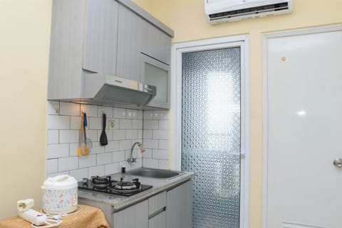 Room | Private kitchen | Fridge, stovetop, cookware/dishes/utensils