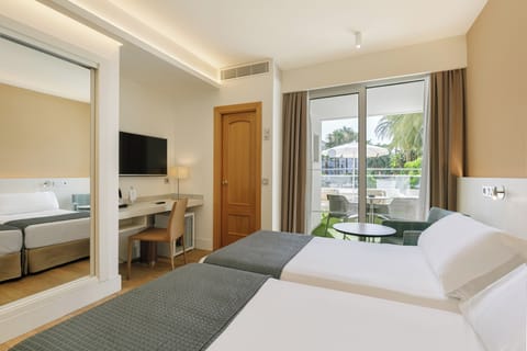 Superior Room with Solarium | Minibar, in-room safe, desk, free WiFi