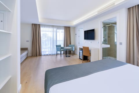 Family Junior Suite (2+2) | Minibar, in-room safe, desk, free WiFi