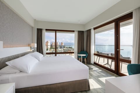 Superior Room Frontal Sea View | Premium bedding, minibar, in-room safe, desk