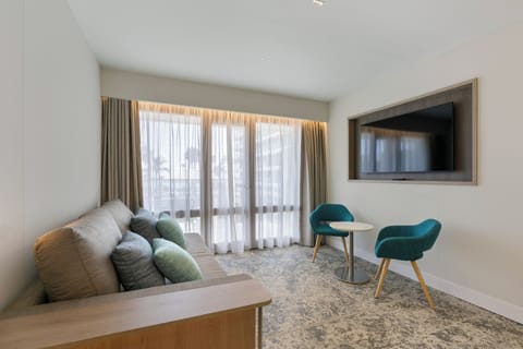 Premium bedding, minibar, in-room safe, desk