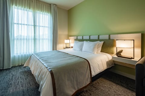 Premium bedding, desk, iron/ironing board, free WiFi