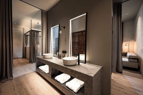 Deluxe Suite | Premium bedding, down comforters, minibar, soundproofing