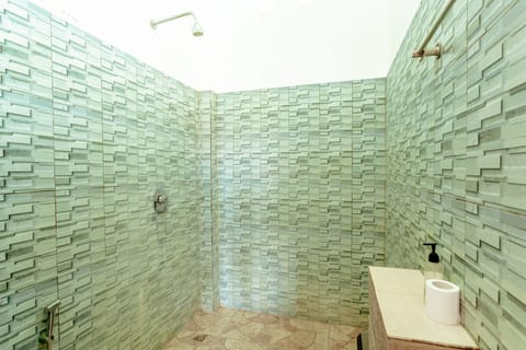 Standard Triple Room | Bathroom | Shower, bidet, towels