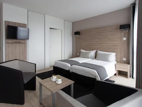 Premium bedding, in-room safe, desk, laptop workspace