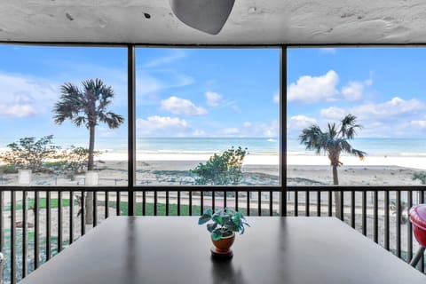 Condo, 2 Bedrooms | Dining