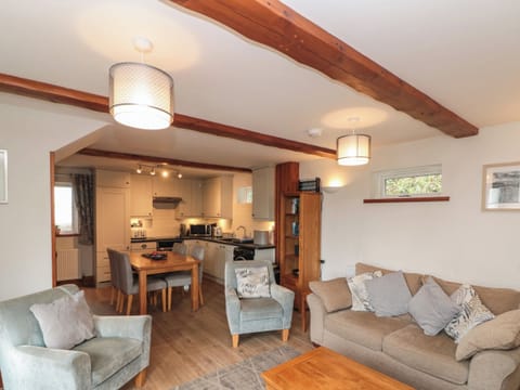Cottage | Living area | Fireplace