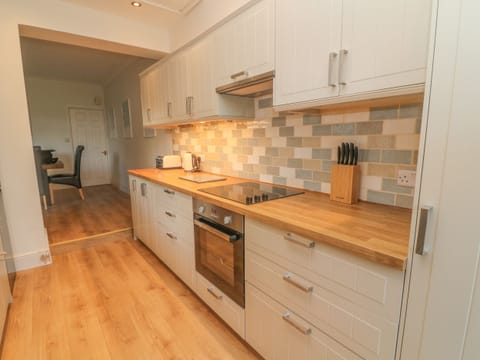 Cottage | Private kitchen | Fridge, dishwasher, electric kettle, toaster