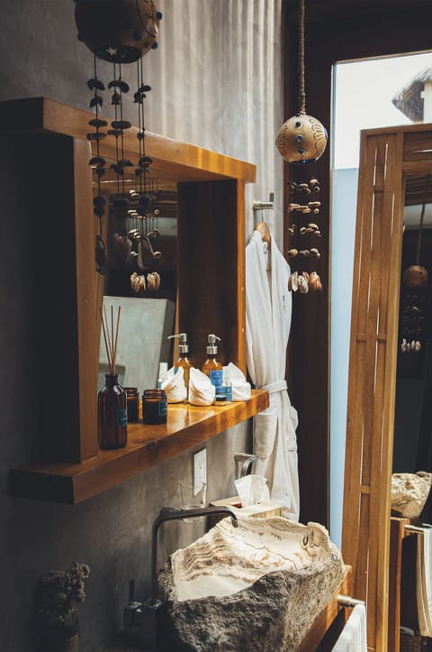 VILLA DELUXE WITH POOL OCEANFRONT | Bathroom | Shower, designer toiletries, hair dryer, bathrobes