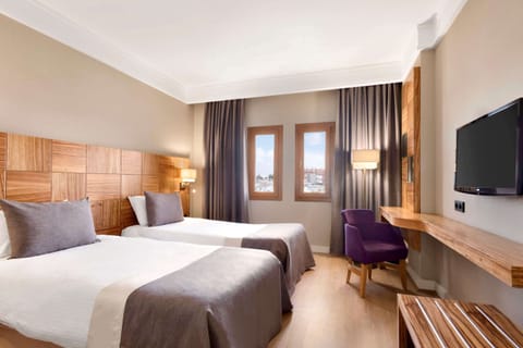 Premium bedding, in-room safe, desk, laptop workspace