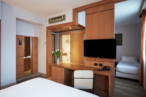 Family Room | Desk, laptop workspace, blackout drapes, free WiFi