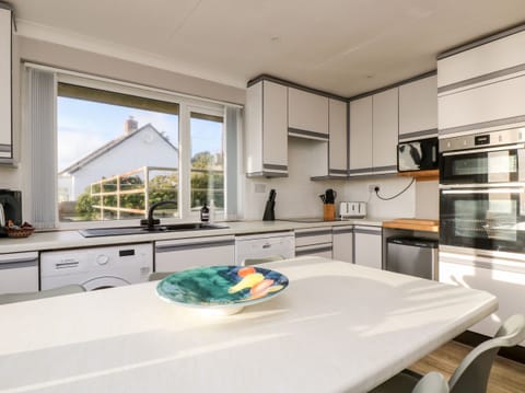 Cottage | Private kitchen | Fridge, dishwasher, electric kettle, toaster