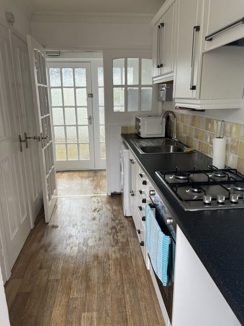 Deluxe Apartment, Private Bathroom | Private kitchen