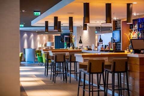 2 bars/lounges