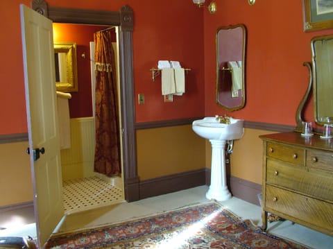 #2 Lucy Ann - Deluxe King Room | Bathroom | Free toiletries, hair dryer, towels, soap