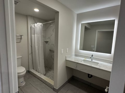 Signature Studio Suite | Bathroom | Towels