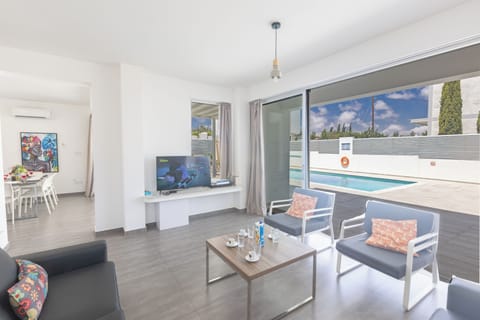 Villa, 5 Bedrooms, Private Pool, Garden View | Living area