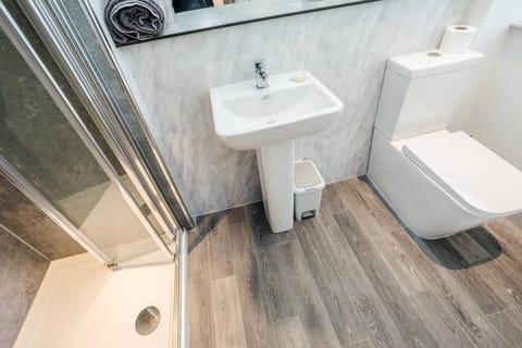 Studio | Bathroom | Shower, towels