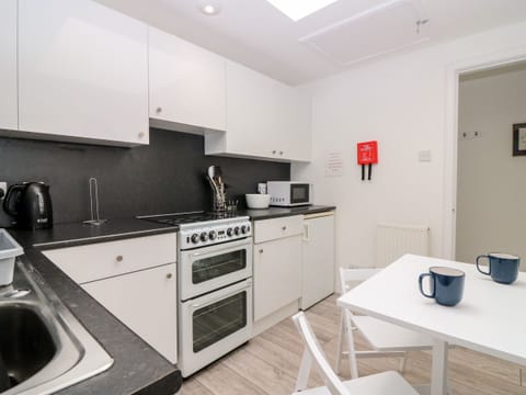 Cottage | Private kitchen | Fridge, electric kettle, toaster, cookware/dishes/utensils