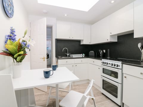 Cottage | Private kitchen | Fridge, electric kettle, toaster, cookware/dishes/utensils