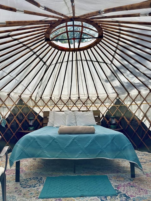 Deluxe Tent | Free WiFi, bed sheets