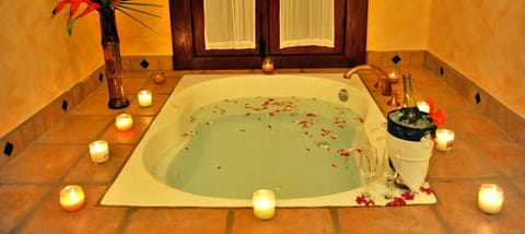 Executive Suite | Deep soaking bathtub