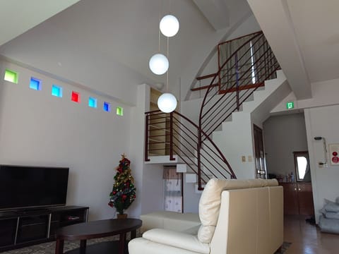 Deluxe Apartment | Living room | 32-inch flat-screen TV with digital channels, TV