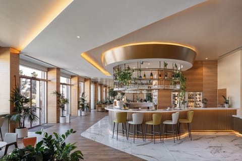 2 restaurants; breakfast, lunch, dinner, and brunch served