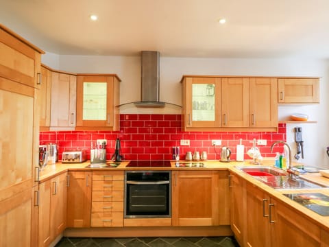Cottage | Private kitchen | Fridge, dishwasher, electric kettle, toaster