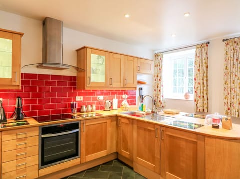 Cottage | Private kitchen | Fridge, dishwasher, electric kettle, toaster