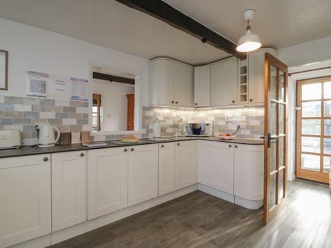 Cottage | Private kitchen | Fridge, dishwasher, electric kettle, toaster