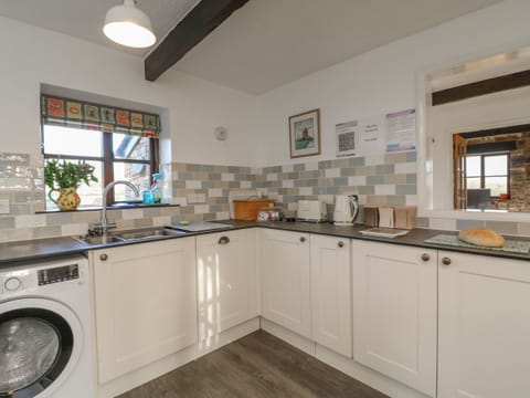 Cottage | Private kitchen | Fridge, dishwasher, electric kettle, toaster