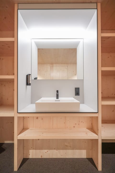 Team Cabin | Hypo-allergenic bedding, soundproofing, free WiFi, bed sheets