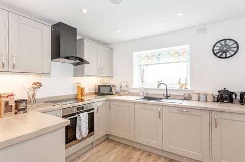 Cottage | Private kitchen | Fridge, dishwasher, electric kettle, toaster