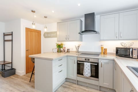 Cottage | Private kitchen | Fridge, dishwasher, electric kettle, toaster