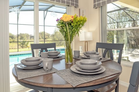 Family House, 5 Bedrooms | In-room dining