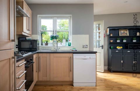 Cottage | Private kitchen | Fridge, dishwasher, electric kettle, toaster