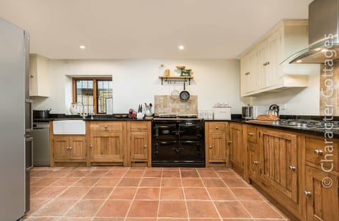 Cottage | Private kitchen | Fridge, dishwasher, electric kettle, toaster