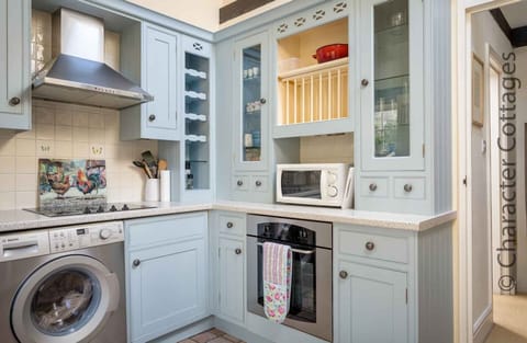 Cottage | Private kitchen | Fridge, dishwasher, electric kettle, toaster