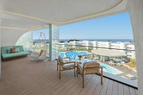 Penthouse, 1 Bedroom | Premium bedding, down comforters, pillowtop beds, minibar