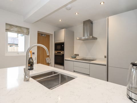 Cottage | Private kitchen | Fridge, dishwasher, electric kettle, toaster